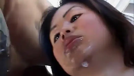 Черный ебарь заводит свой длинный и широкий член в тугой киске