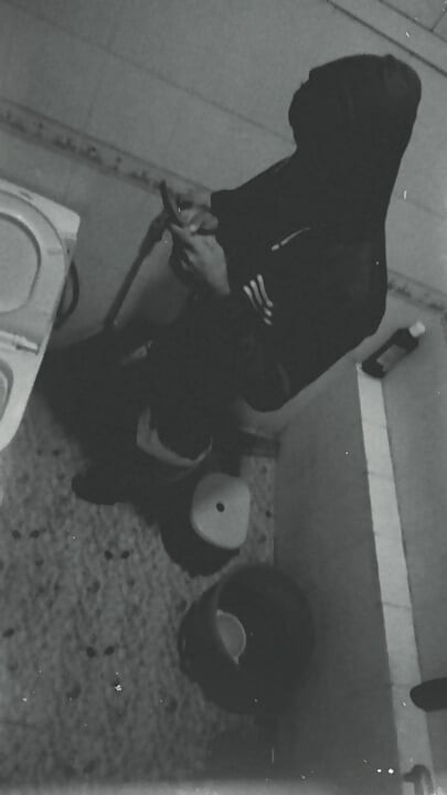 ฉันเห็นทุกอย่างที่ลูกเลี้ยงชายของฉันทําในห้องน้ําในกล้อง