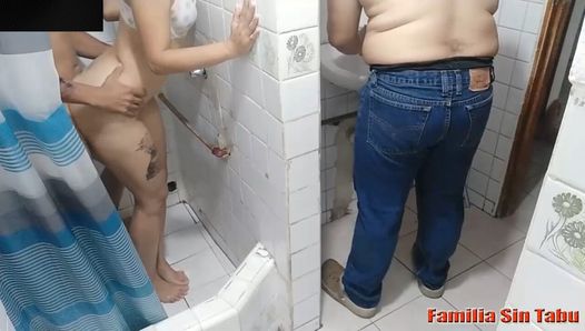 Perverse stiefmutter und ihr stiefsohn im badezimmer, als ihr ehemann sie fast erwischt hat