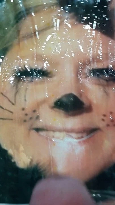 Lisa die Katze mit Sperma und Pisse bedeckt