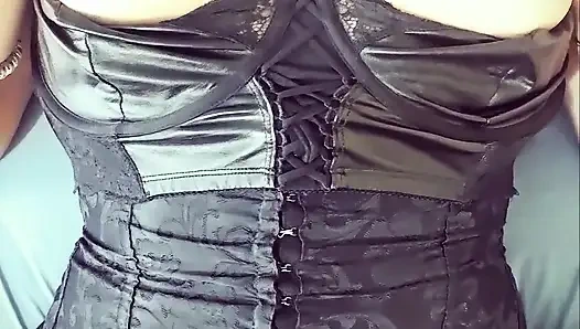 Gotik kız şu anda ateşli ve büyük göğüsleriyle oynamak istiyor