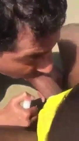sialan a bawah di a pantai antar ras