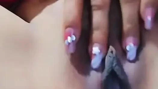 Tırnaklar yapıldıktan sonra parçalı amcık dudaklarımı ovuyorum. Umarım yeni videomu seviyorsundur