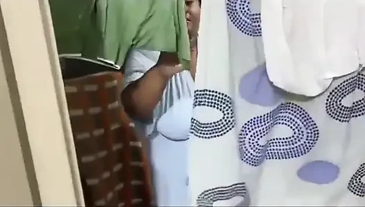 Tefeci borcunu tahsil etmek için evime geldi, hiç param yoktu, bu yüzden ağzıma ve eve çok döl aldım