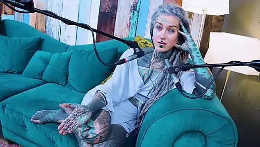 Aku berbicara tentang U - uncomfortable - ASMR podcast SFW berbicara tentang gadis gothic bertato rambut gimbal
