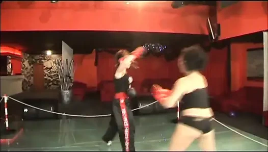 Лесбиянки целуются, лижут, трахают пальцами и трахаются в тройничке с большим членом