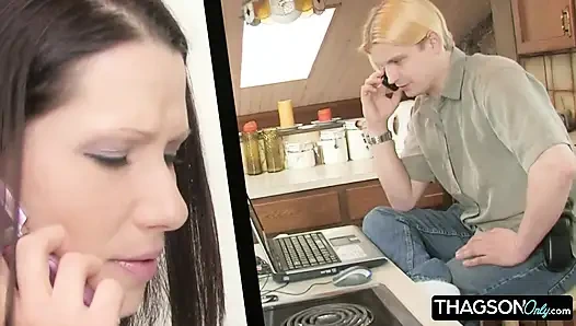 Cewek hot rambut cokelat ini lagi asik nyepong dan di-fingering sama pacarnya