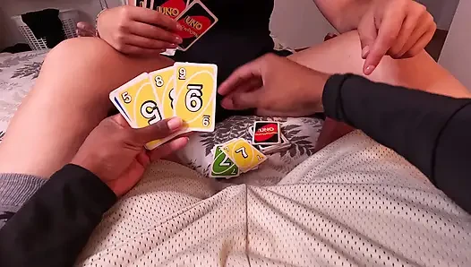 Üvey kız kardeşimle yeni bir kart oyunu oynuyorum.... Kontrolden çıkıyor!