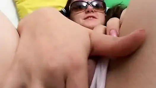 Nur 18, sie ist so jung, aber sie braucht etwas in ihren jungen löchern