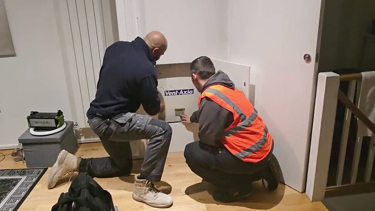 Esposa Gostosa Raquel Van Zant Seduz Os Homens De Reparação Da Consterção