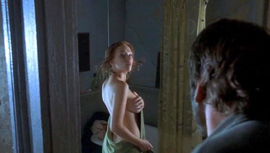 Scarlett Johansson, scène seins nus sur scandalplanet.com