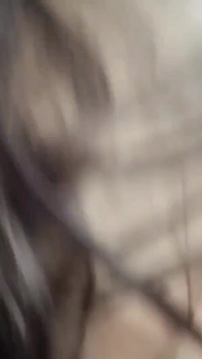 Moment puissant de "Soulève ta jupe maintenant !! J’ai dit à ma copine étudiante de ne pas porter de sous-vêtements aujourd’hui en classe alors je "