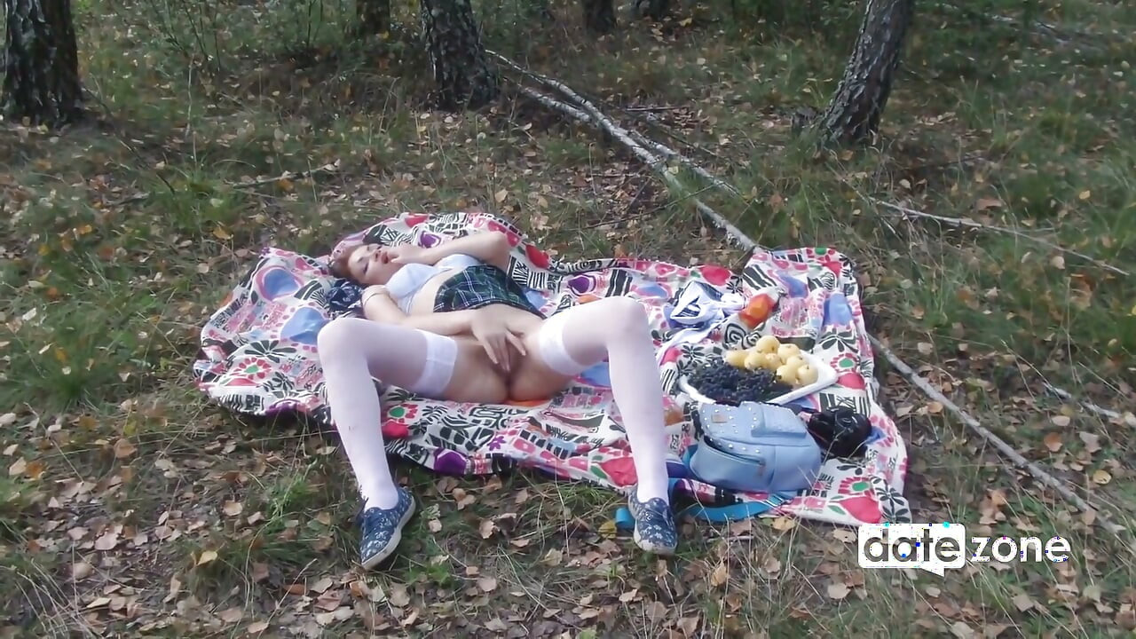 Tânără amatoare se masturbează în pădure