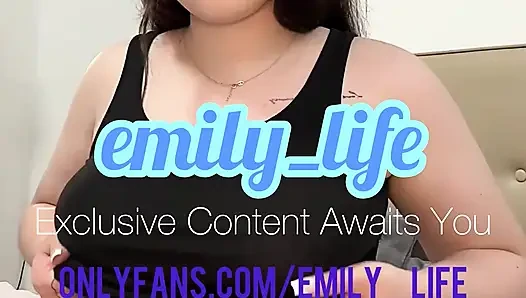 Hot babe showing her sexy big ass emily_life