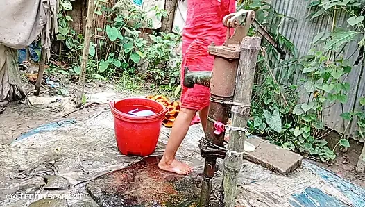 Убывает на улице в ванне в чистом поле