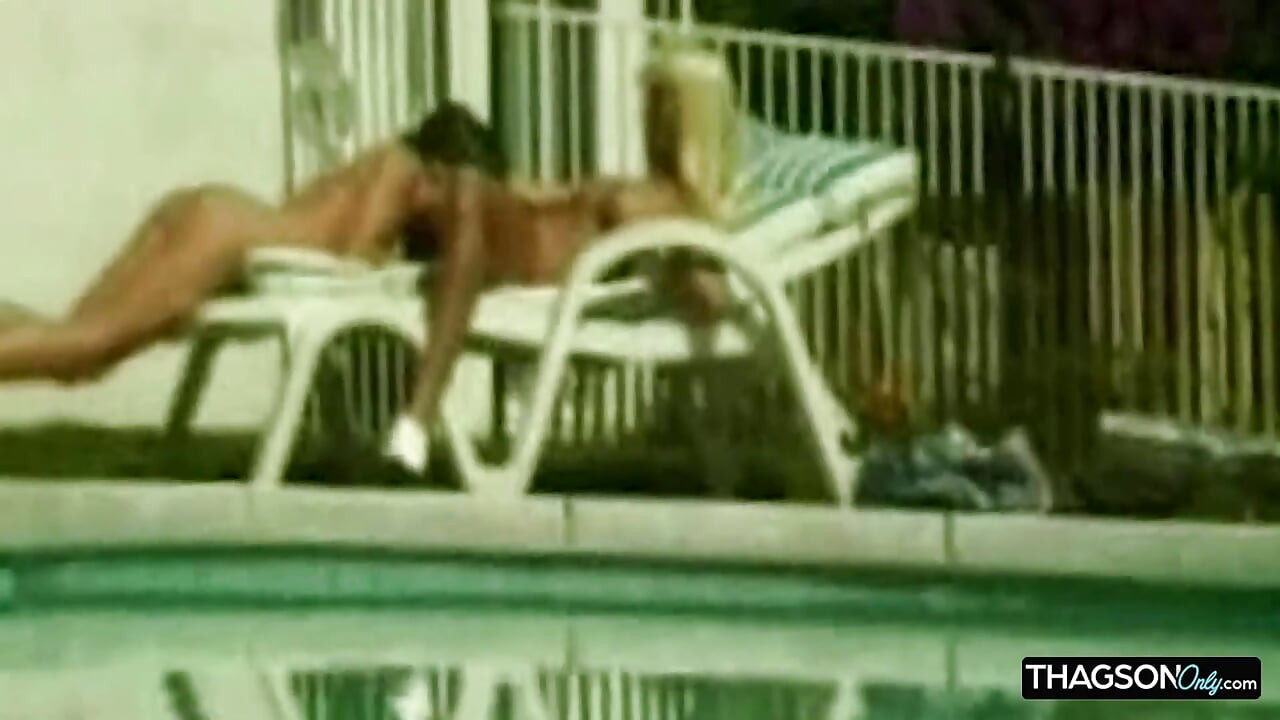Madura loira gata esticada em ação anal ao ar livre
