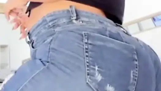 Большая попка в джинсах танцует