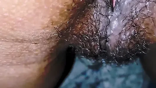 Cowok ini masukin tangannya ke dalam memek istrinya dan memeknya meledak.