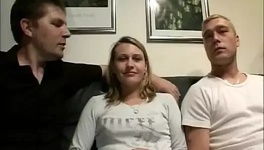 Une femme au foyer allemande scandaleuse se fait baiser dans un trio avec son mari et son collègue