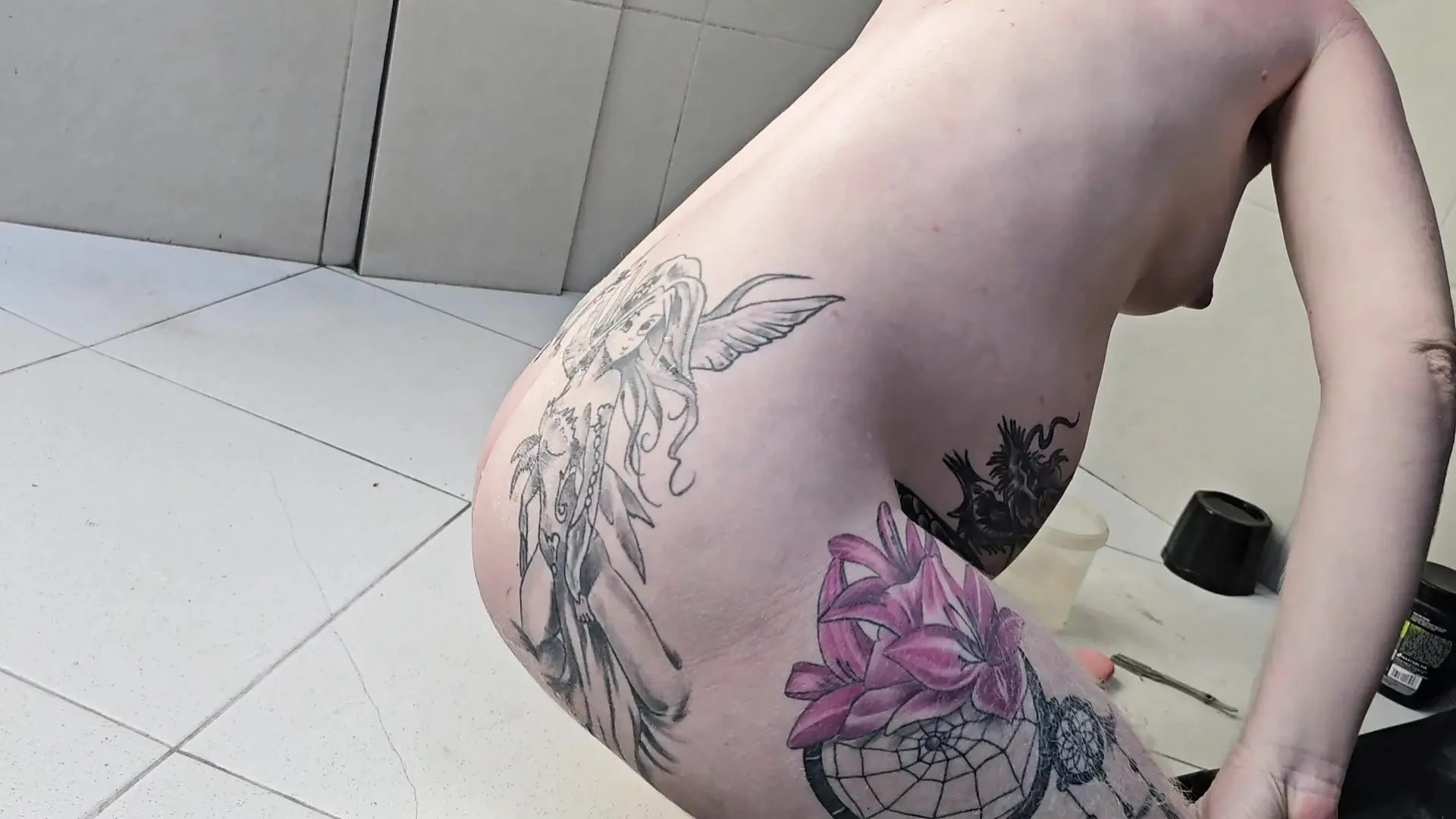 孕妇刮胡子和淋浴，露出阴部