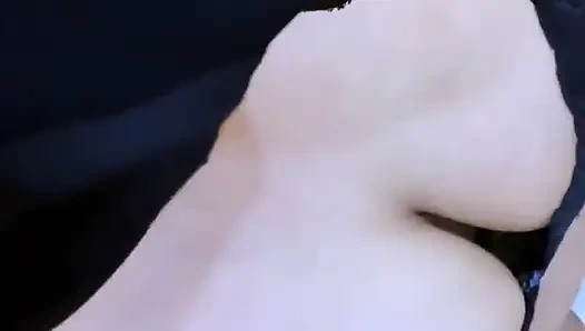 Arap güzel ateşli kolaj kız pansiyonda mastürbasyon yapıyor ve fışkırtarak orgazm oluyor!