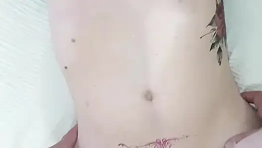 Futbol oyuncusu oyunu kazandıktan sonra edepsizleşiyor ve iki kez dölleniyor, büyük bir yarağa tapıyor ve amını yediriyor.