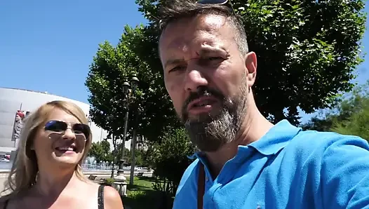 Büyük memeli sarışın orta yaşlı seksi kadın kanepede her santimi alıyor