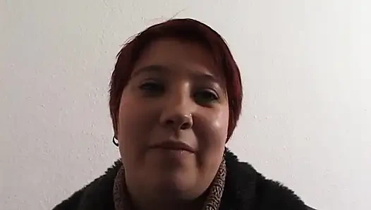 Mollige rothaarige schlampe spielt beim casting mit ihrer haarigen fotze