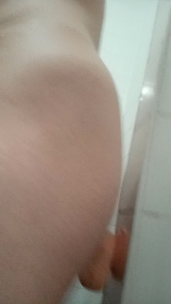 Mladi obješeni mladić jaše svoj prvi dildo od 7 inča