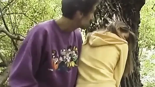 Cewek kepergok lagi kencing di balik celana