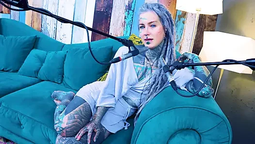 S hakkında konuşuyorum - utanç - asmr podcast sfw konuşuyor gotik sıska kız dreadlocks dövmeli model dövmeli kız