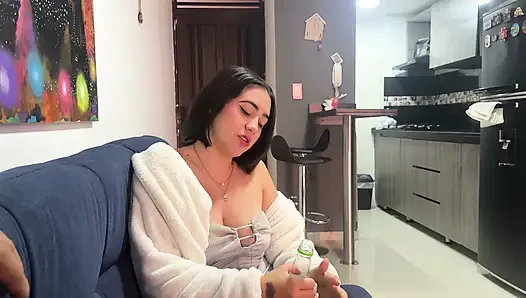 Rich ngentot sama saudara tiri latinaku yang seksi setelah tiba dari prom-nya.
