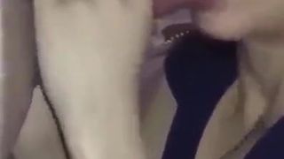 Une fille tunisienne sexy fait une pipe