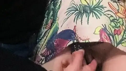 Aldatan evli kadın kalabalık bir metroda mastürbasyon yapıyor