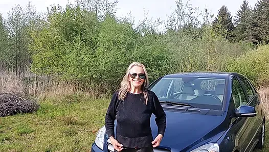 Büyükanne Göğüsleriyle Oynuyor!