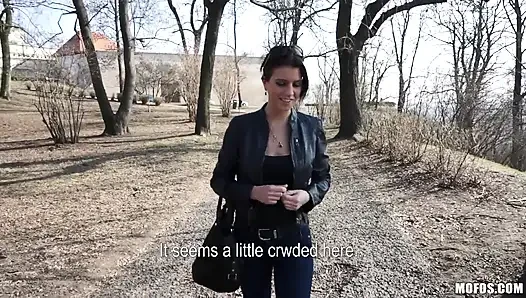 Halka açık pikaplar - Kristine Crystalis deri ceketini ve sıkı götünü gösteriyor