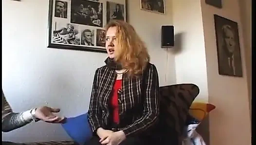 Gadis remaja rambut oranye dengan toket besar dan memek berbulu bugil di ruangan casting bokep pertamanya