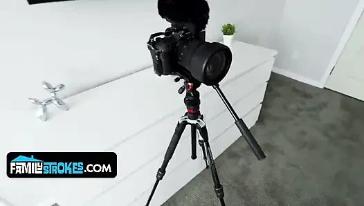 Masum Emma araba parası için üvey kardeşiyle azgın canlı yayın yapıyor