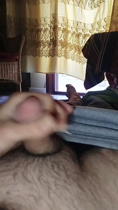 Onu okşuyor ve seni bekliyor tatlım