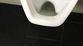 Đi tiểu trong toilet tại nơi làm việc