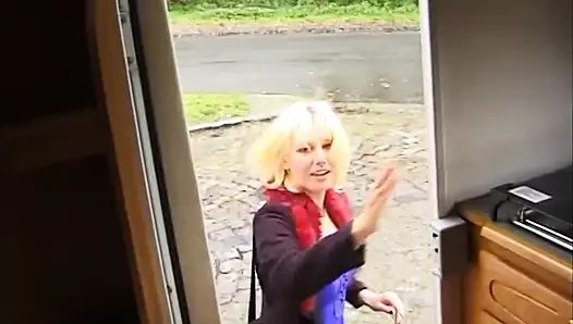 Schönes blondes küken befriedigt zwei schläger