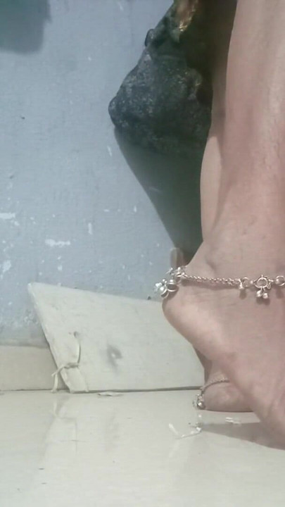 Detik ikonik dari "Bhabhi India fengar panas mirchi cudai"