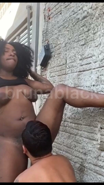 Estaba regando el patio en shorts y mi vecino vino a pedir prestada la escalera, aproveché el momento y se la di… | Clip 3