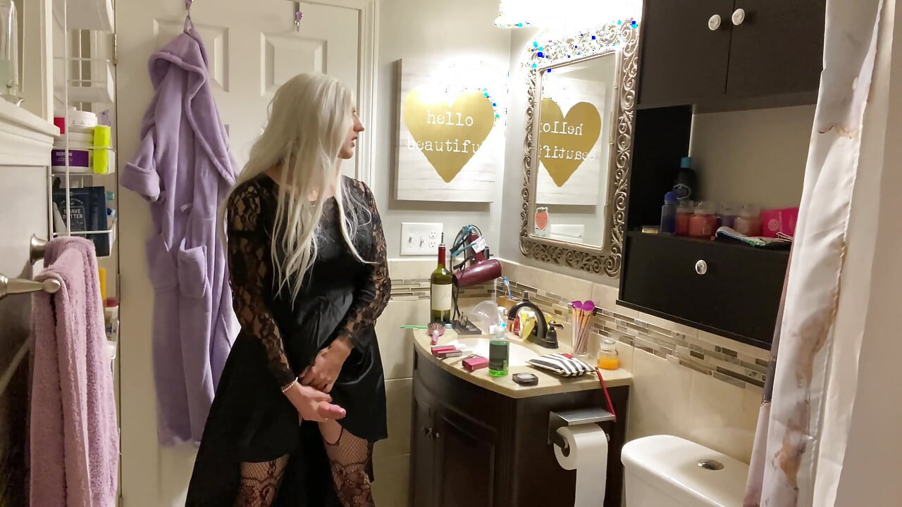 Emo Crossdresser Puts on Buttplug and Jerks off