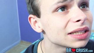 Un jeune gay gicle du sperme après une pénétration brutale de sa belle-famille