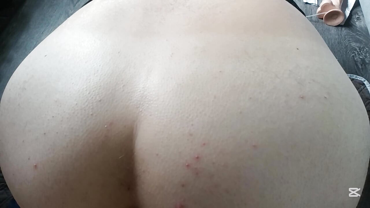 Söpö pieni kulli, jossa kondomi laukeaa perseeseeni