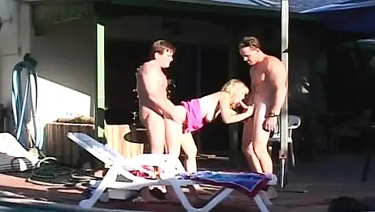 Блондинке-шлюшке трахнули двойным проникновением у бассейна