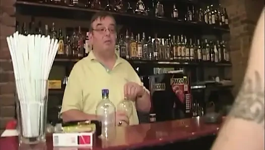 Esmer kadın sert sikiliyor ve oral ve derin parmaklıyor