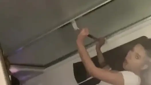 Aile Partisi Sırasında Minik Genç Üvey Kız Kardeşini Sikiyor