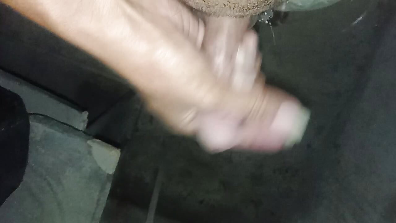 Я граю зі своїм членом, а потім мочуся на раковину